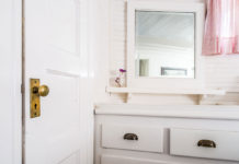 How-to-Enlarging-Spaces-Using-Mirrors-In-The-Bathroom-on-contribution