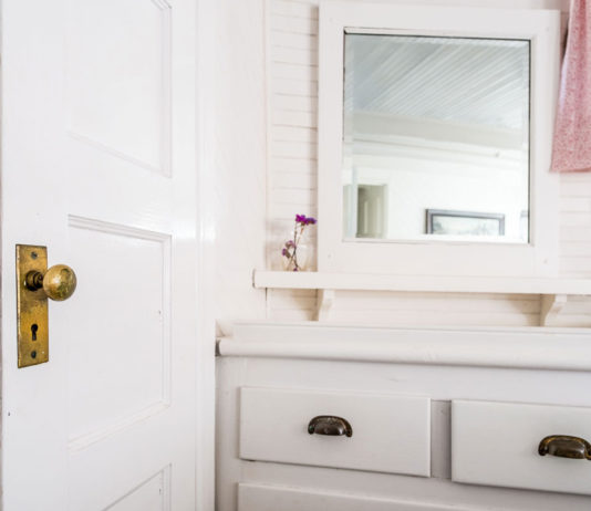 How-to-Enlarging-Spaces-Using-Mirrors-In-The-Bathroom-on-contribution